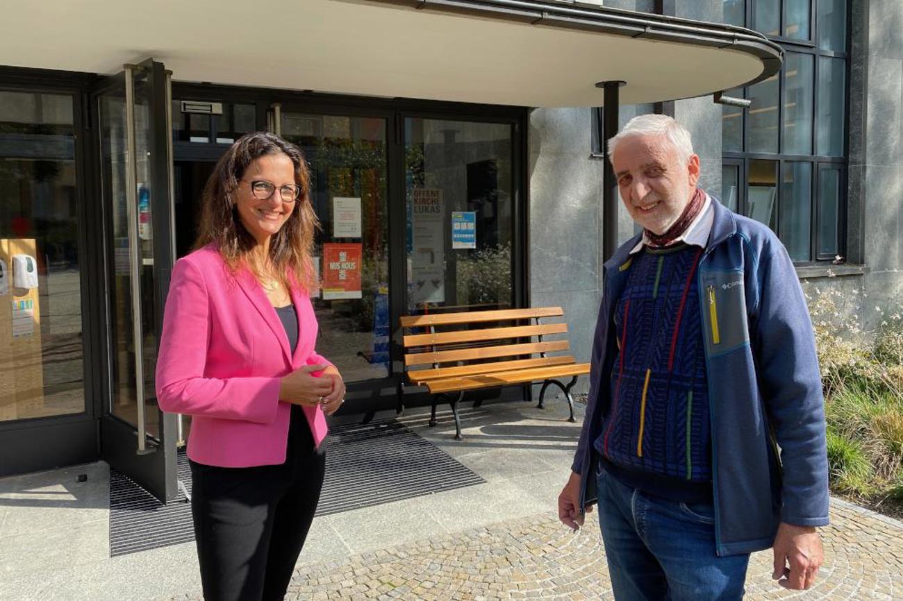 Lilian Bachmann, Synodalrätin, probt das Gespräch mit Interessierten vor dem Lukaszentrum, wo eine analoge Konferenz stattfinden wird.