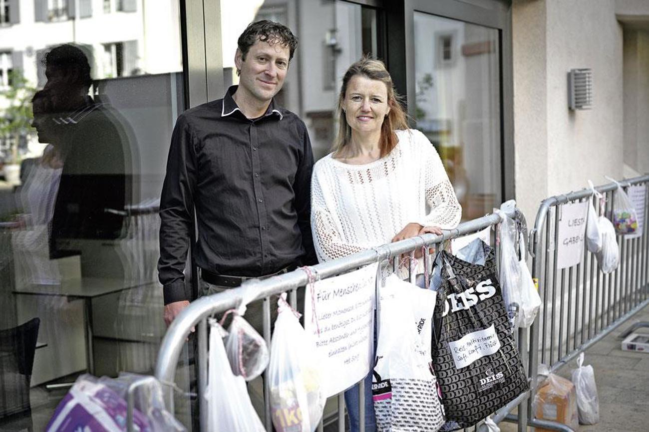 Pfarrer Andreas Stooss und seine Frau Christina am Gabenzaun in Liestal: «Aus dieser Krise entsteht auch Schönes, Zeichen der Verbundenheit, ein Licht, das aufleuchtet, das Leben, das hinauswächst.»