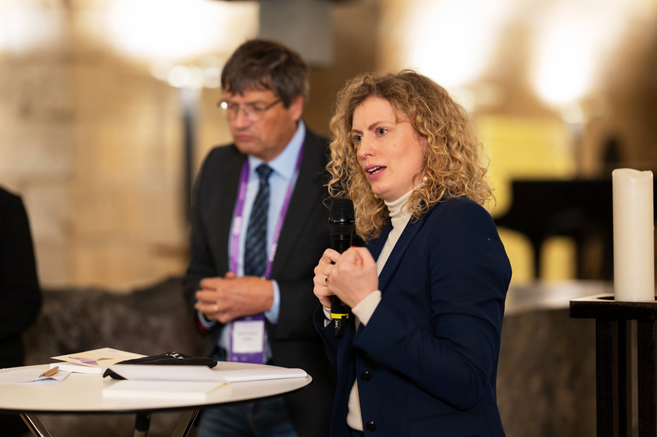 Friederike Krippner an der Pressekonferenz zur Veröffentlichung der Friedensdenkschrift des Rates der Evangelischen Kirche in Deutschland im November in Dresden. | Foto: epd/Paul-Philipp Braun