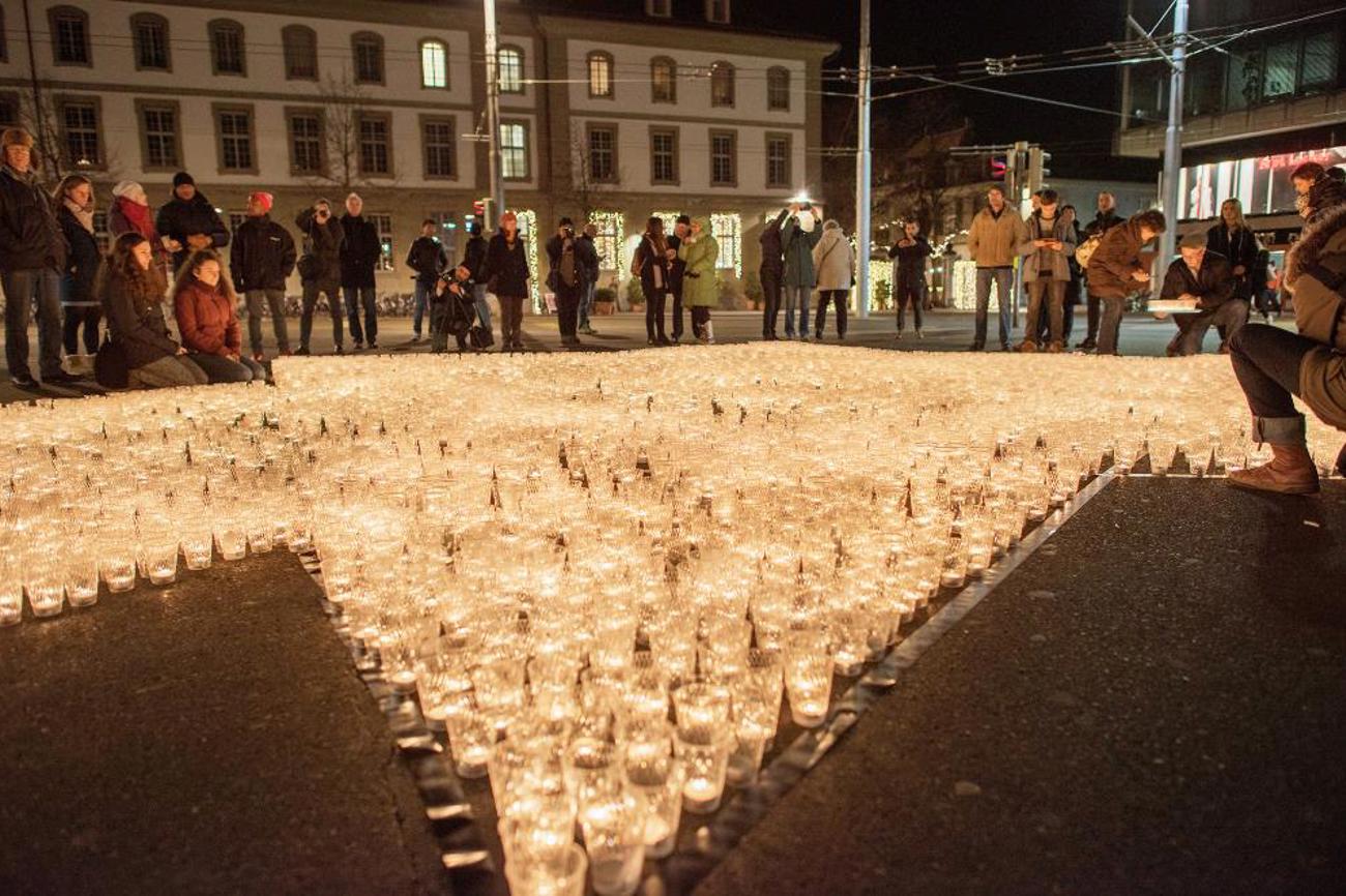 Weihnachten feiern mal anders: mitten in der Stadt mit Fremden und Freunden, still, einfach so. Über 10'000 Kerzen werden am Heiligabend im Zentrum von Bern entzündet. | M. Biedermann