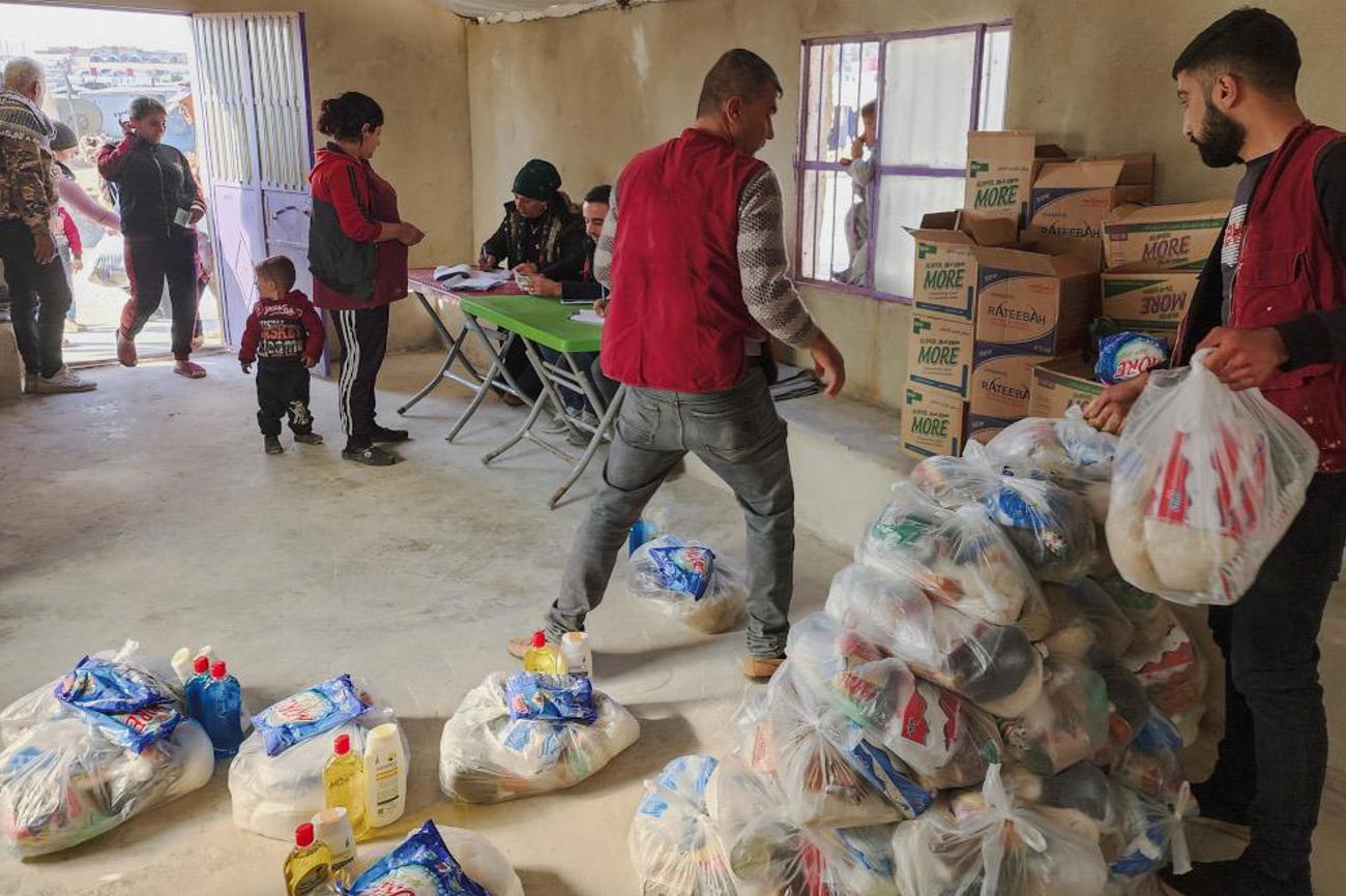 Einheimische Helfer verteilen Lebensmittel und Hygieneartikel, dort wo kaum internationale Hilfe hin kommt. | zvg/HMK «Hilfe für Mensch und Kirche»