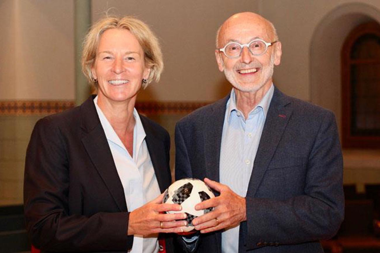 Zwei Fussballexperten: Martina Voss-Tecklenburg, Trainerin der Schweizer Frauen-Nationalmannschaft, und Pfarrer Josef Hochstrasser.|Tilmann Zuber
