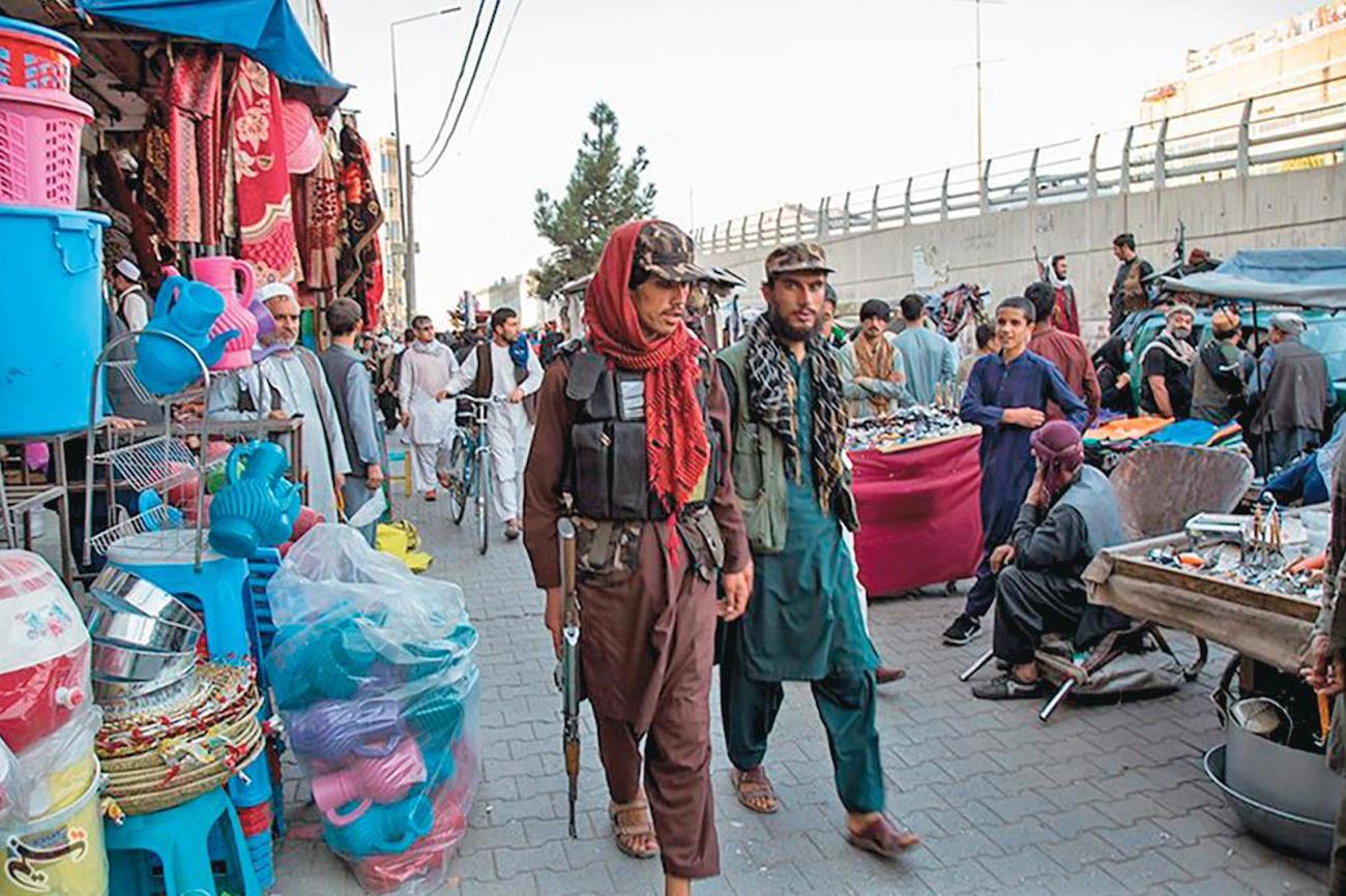 Taliban-Kämpfer patrouillieren auf einem Markt in Afghanistan. | Wiki/Hamadi