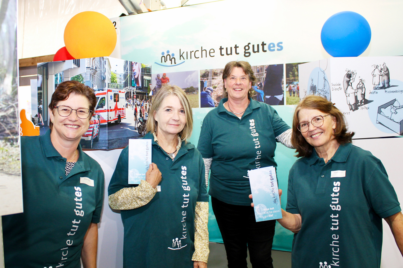 Fröhliche Stimmung am Stand der Kirchen an der HESO. Das Interesse der Besucherinnen und Besucher war gross. | Foto: Zuber