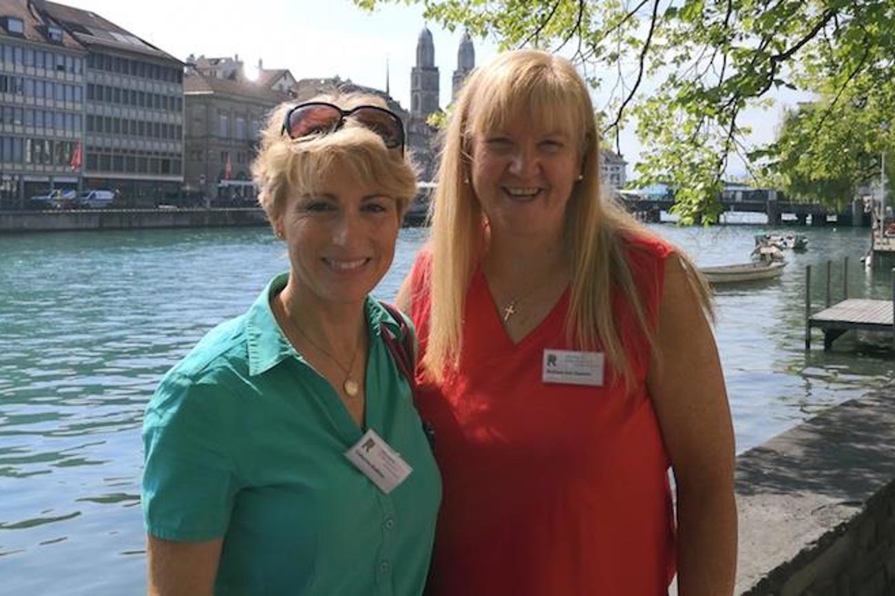 An den Schauplätzen der Reformation: Die Dübendorfer Pfarrerin Catherine McMillan (links) und die schottische Pfarrerin Barbara Ann Sweetin. / Hohendahl