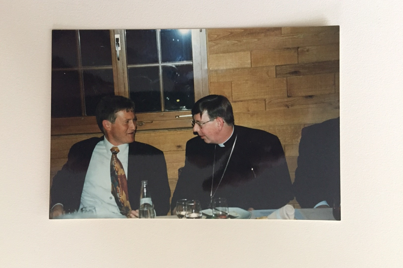 Wilfried Bührer an einer Konfirmation vor knapp 40 Jahren, zusammen mit
seinem Amtsvorgänger Kardinal Kurt Koch.