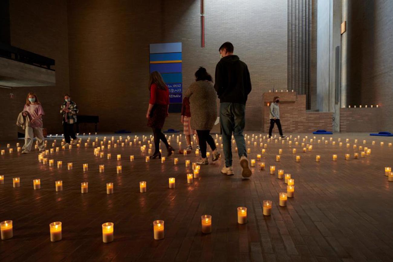 Neu damit beginnen, Vertrauen zu fassen: Kerzenlabyrinth an der Langen der Nacht der Kirchen in Zürich. |Gion Pfander/zhref