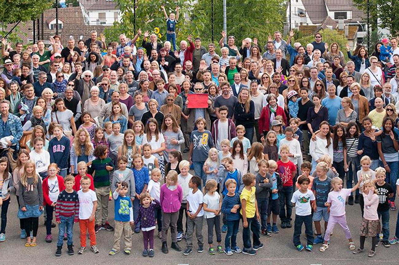 Im September 2015 organisierte das Komitee «Hier zuhause» in Kilchberg eine grosse Unterstützungsaktion gegen die Ausschaffung der tschetschenischen Familie.