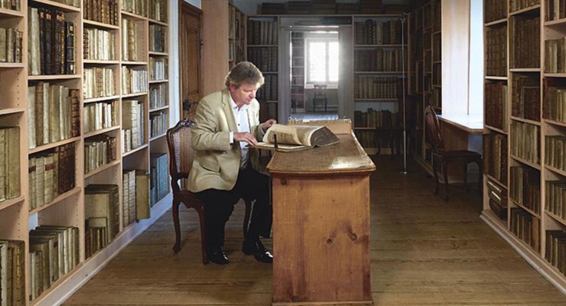 Der Theologieprofessor Reinhold Bernhard in der Bibliothek des Fry-Grynäischen Instituts in Basel. | Basile Bornand