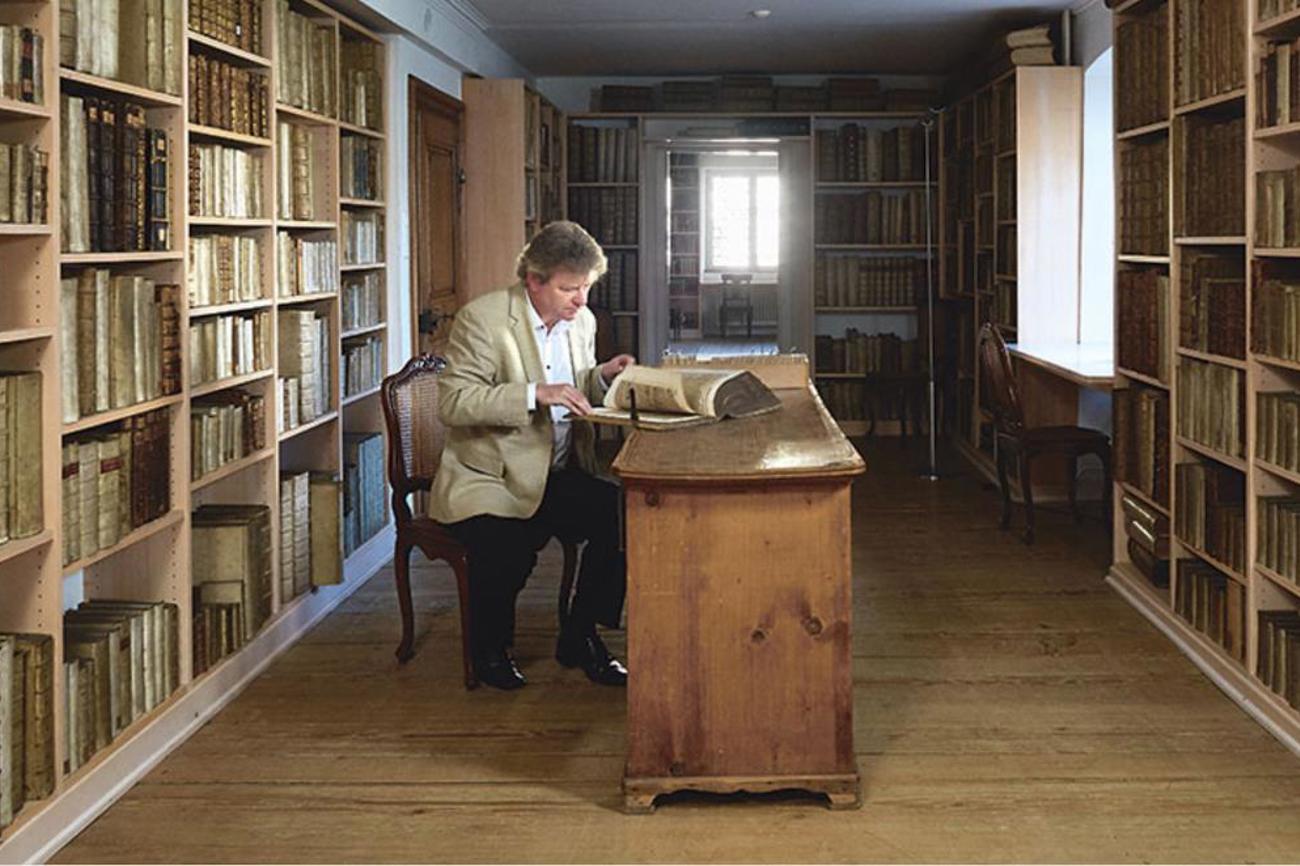 Der Theologieprofessor Reinhold Bernhard in der Bibliothek des Fry-Grynäischen Instituts in Basel. | Basile Bornand