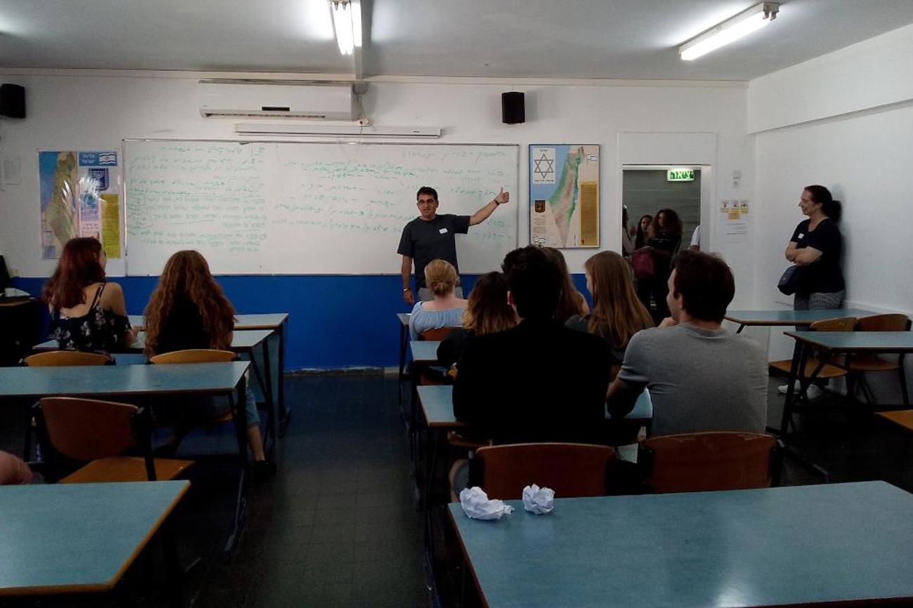 Bruno Amatruda, Mitglied des ökumenischen Seelsorgeteams an der Kantonsschule Rychenberg in Winterthur, mit Schülerinnen und Schülern.