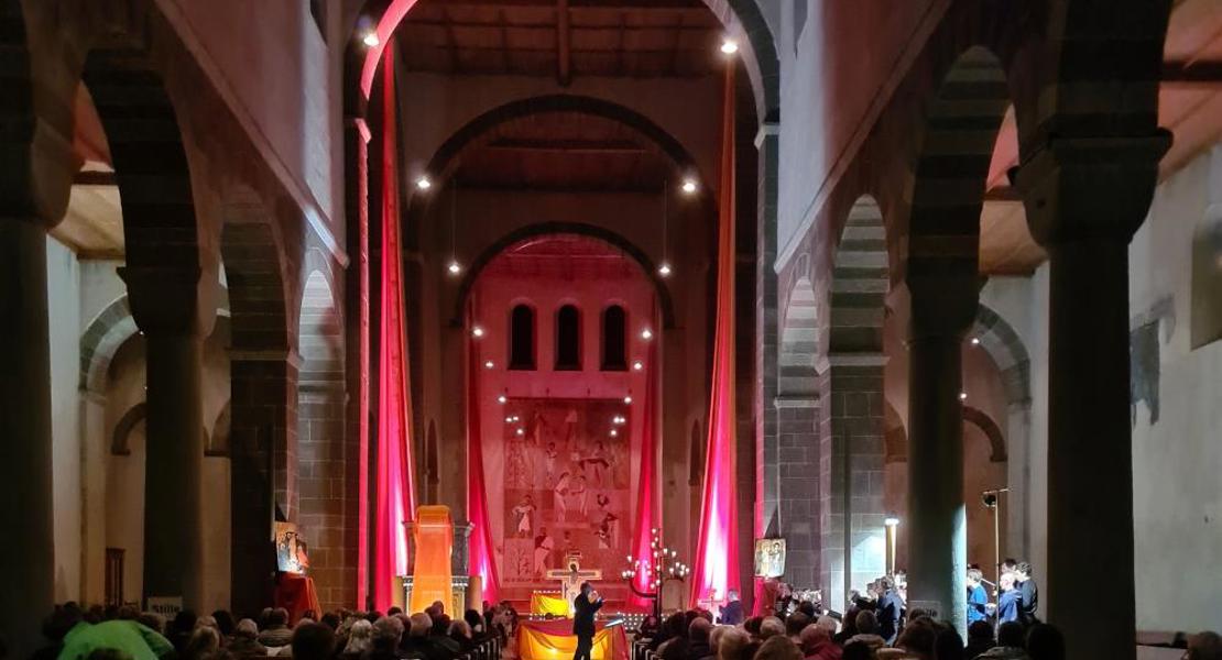 Die «Nacht der Lichter» zieht jeweils mehr als 450 Menschen ins Münster, um gemeinsam zu singen und zu beten.