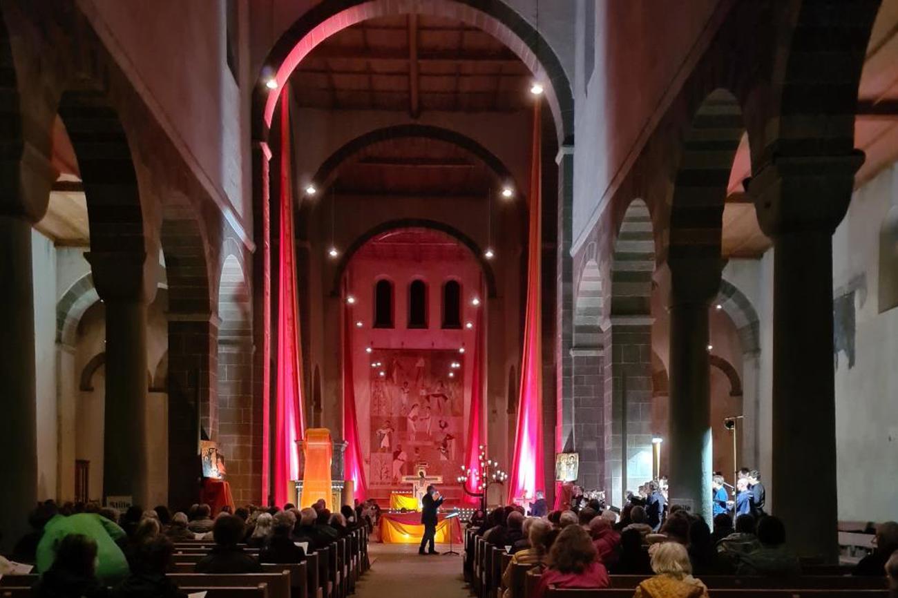 Die «Nacht der Lichter» zieht jeweils mehr als 450 Menschen ins Münster, um gemeinsam zu singen und zu beten.