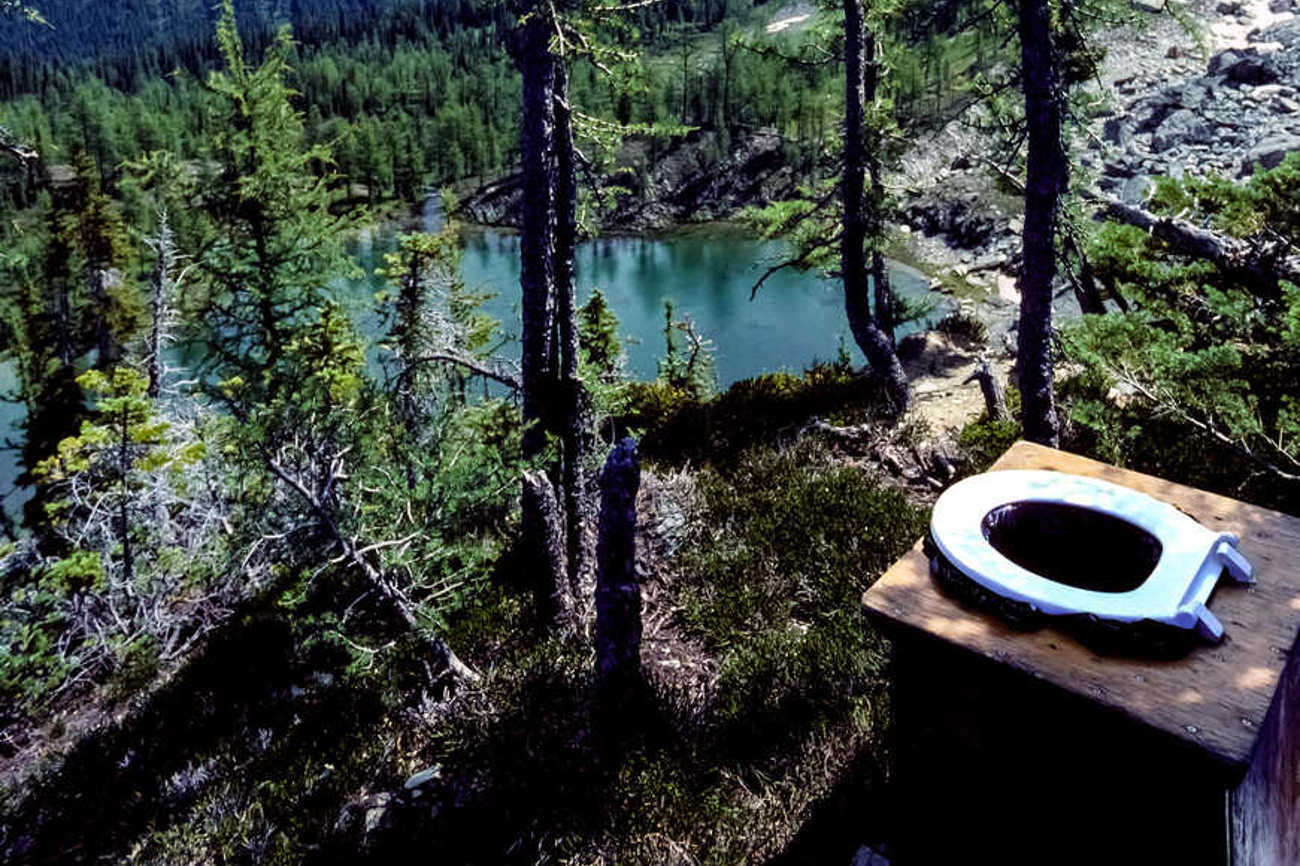 Bei einer solchen Aussicht benötigt man keine Toilettenlektüre. Foto: Foto: Michelle und Tom Grimm / alamy stock