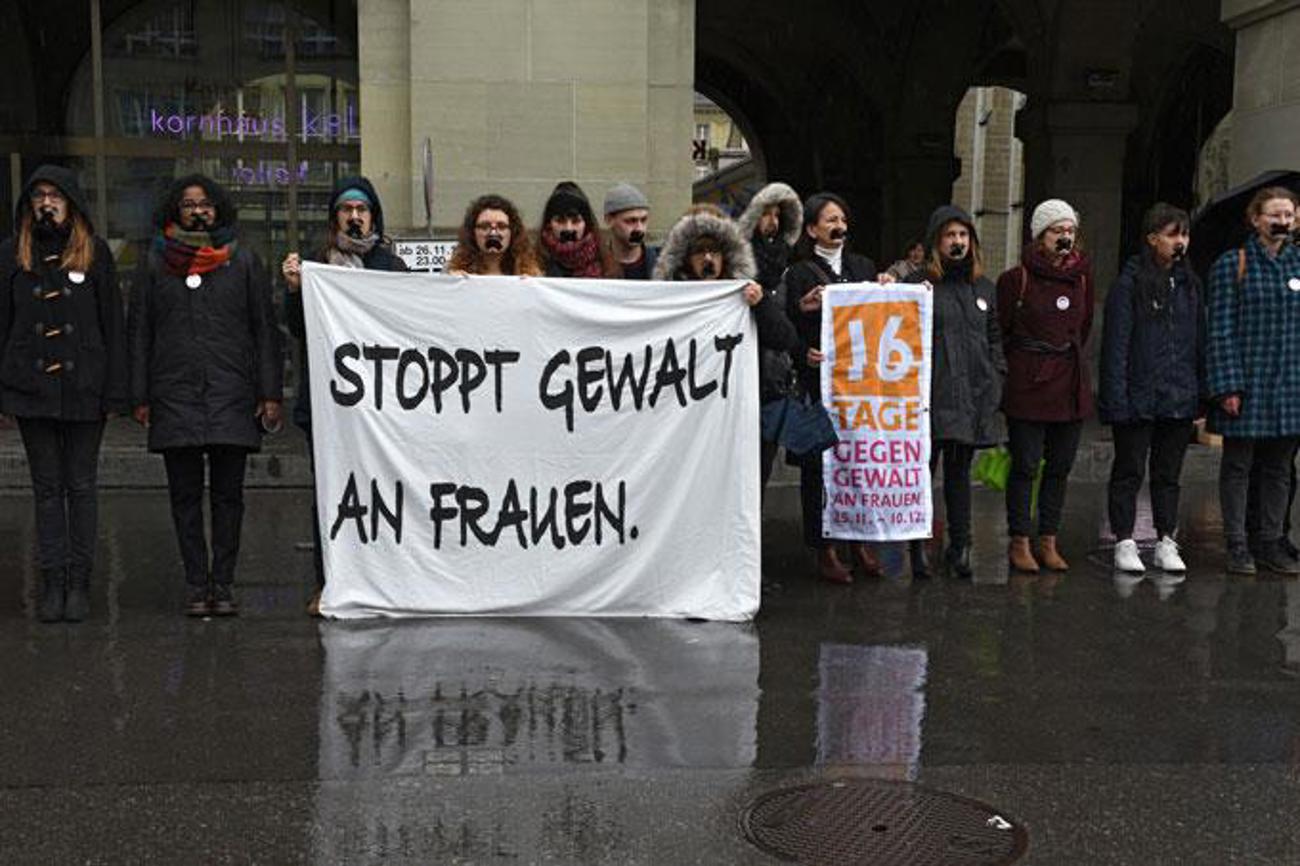 Flashmob in Bern: Ein Kreuz aus Klebeband über dem Mund als Zeichen dafür, dass Gewalt gegen Frauen ein Tabu ist. | pixters/Yanik Gasser