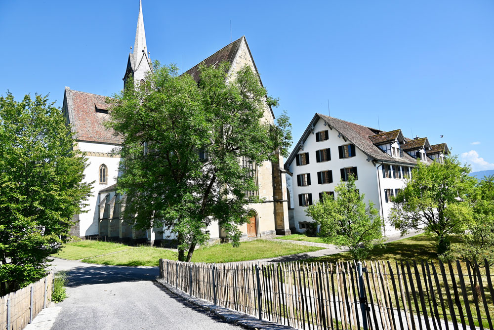 Die Klosterkirche prägt den Weiler von Kloster Kappel, gegründet im 12. Jahrhundert als Zisterzienserabtei – heute Ziel von Wanderern, Pilgern und Seminargästen. | Foto: Michael Schäppi