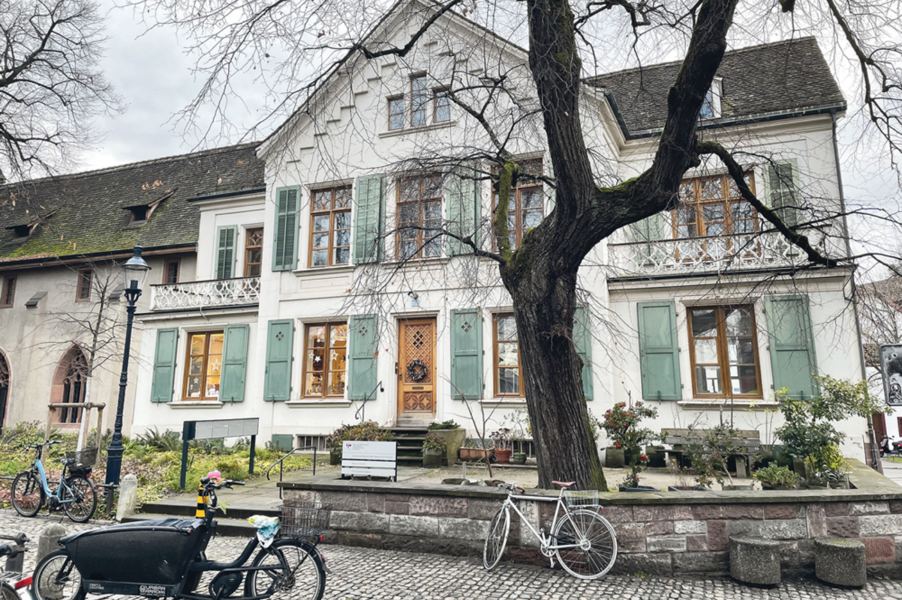 Wunderschöne Lage im Herzen der Basler Altstadt: das neue Zentrum der Eglise française am Leonhardskirchplatz 11. | Foto: Schürmann