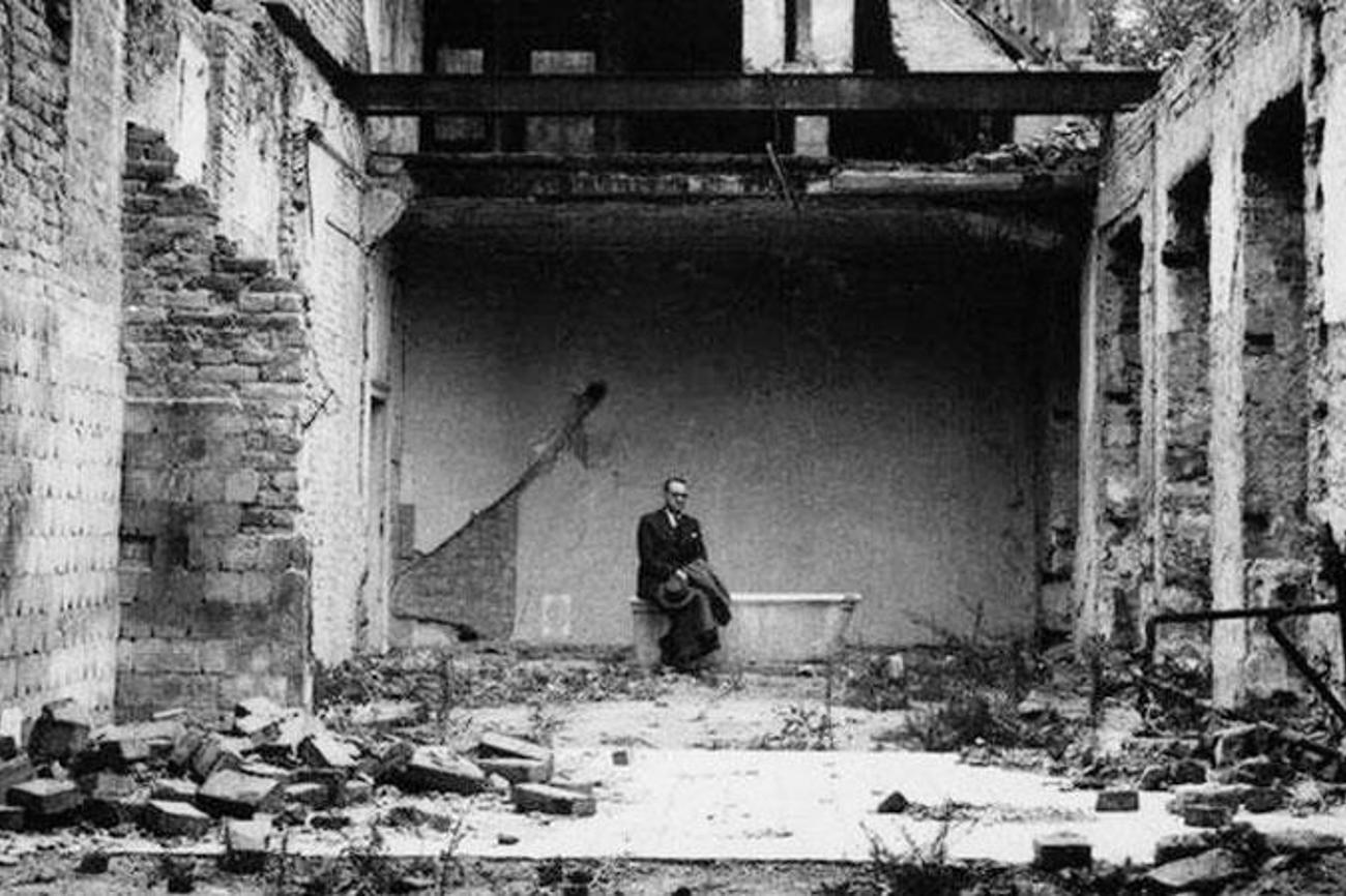 Tausende Juden rettete er das Leben. Carl Lutz 1945 im zerstörten Budapest.