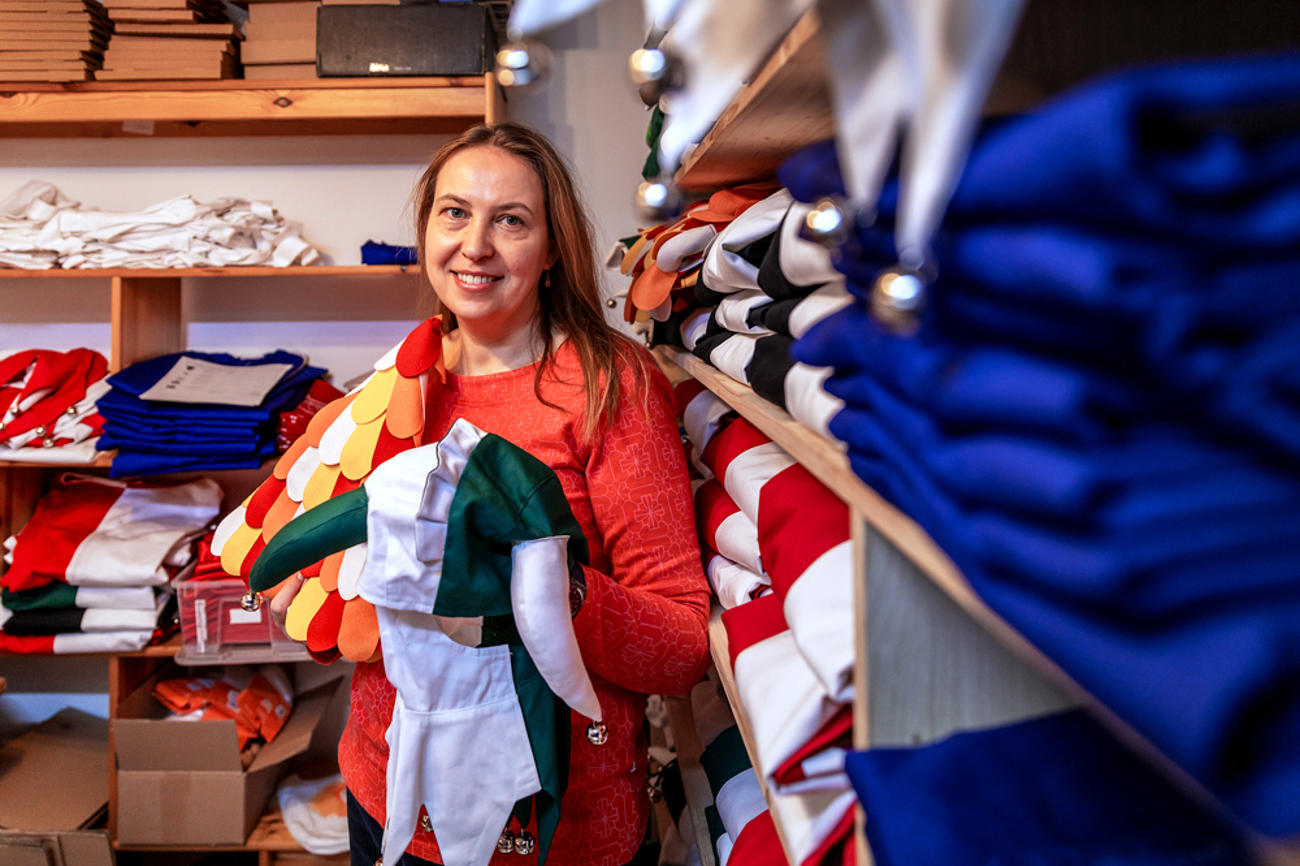 «Man muss den Leuten die Gelegenheit geben, Geld zu verdienen»: Halyna Rauber mit der Ueli-Kopfbedeckung, genäht in ihrer Heimatstadt Lviv. | Foto: Katja Schmidlin