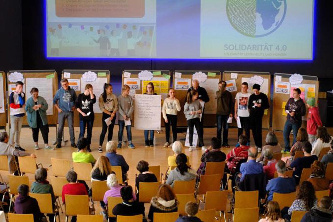Teilnehmerinnen und Teilnehmer der ökumenischen Herbsttagung und des Nord-Süd-Tages diskutieren über Solidarität und Gerechtigkeit in Zeiten der Digitalisierung.|Heinz Bichsel