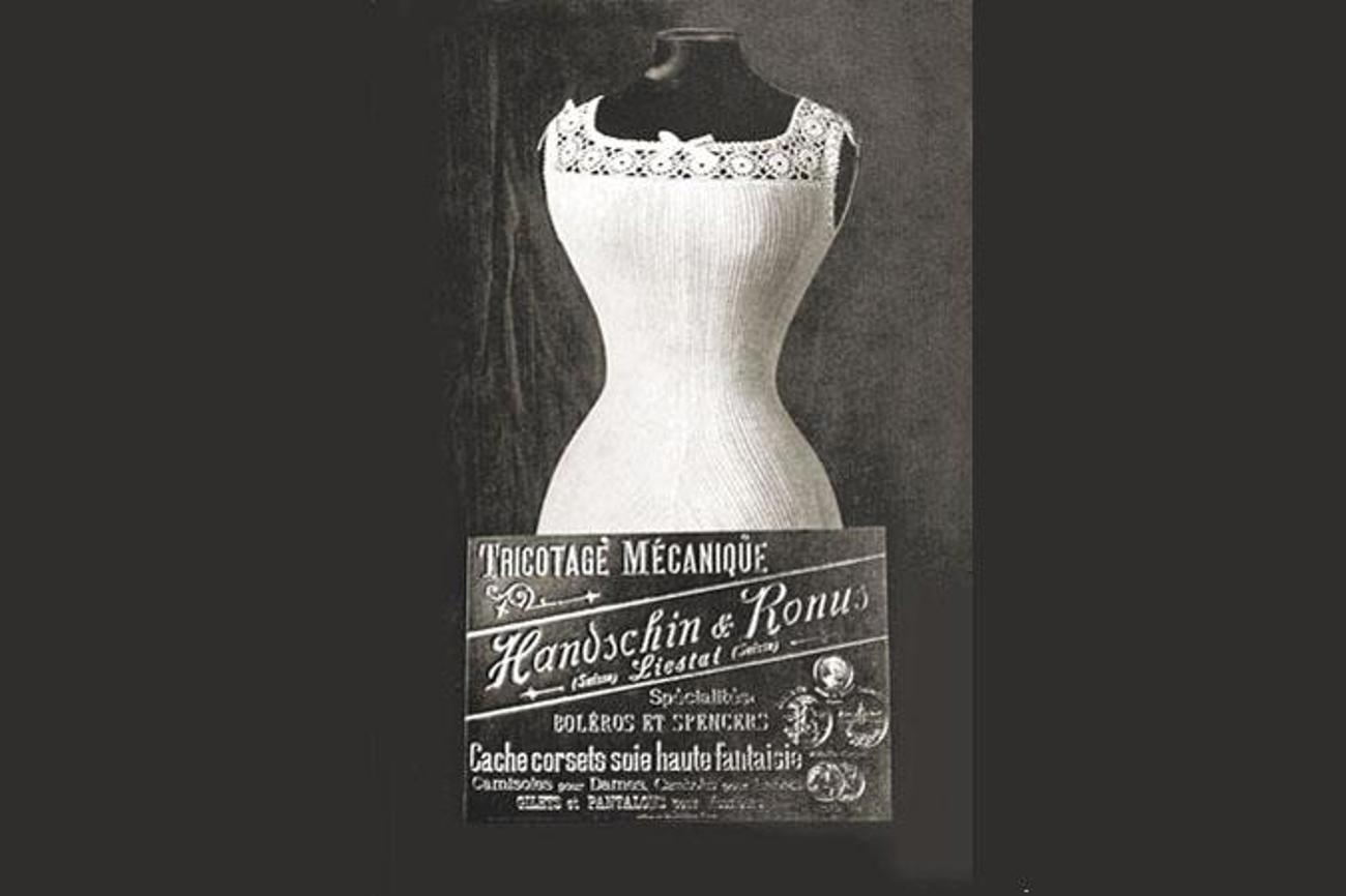 «Cache Corsets – Camisoles pour Dames», seidene, hochwertig gestrickte Unterhemden für Damen, getragen über dem Korsett. Historische Werbung für die Unterwäsche von Handschin & Ronus, Liestal.|Hanro-Sammlung, Archäologie und Museum.BL
