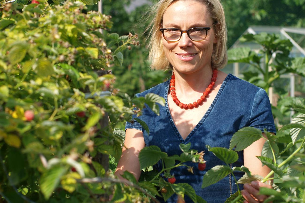 Sie freut sich über die reiche Himbeerernte.