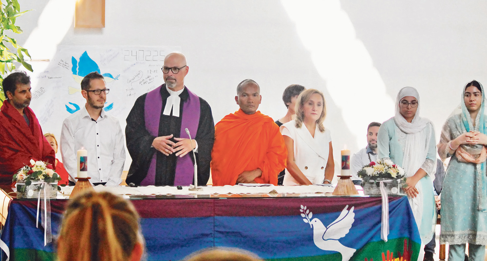 Von links: Subramaniya Muralithara Sarma (Hindu-Tempel Trimbach), Gökhan Karabas (Stiftung Lernforum), Sascha Thiel (Reformierte Kirche Dulliken, Sovann Suy (Khmer-Tempel Walterswil), mozhgan Golzar (Baha‘i Olten), auf der Bank: Kerem Adigüzel (Verein Al-Rahman) und die Geschwister Kaur (Sikh). | Foto: Tilmann Zuber