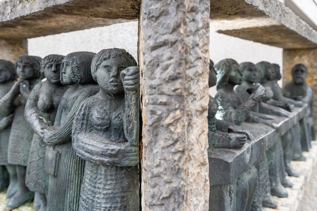 Fünf drinnen, fünf draussen: Die Bronzeskulptur «Die zehn Mädchen» von Peter Moilliet vor dem Calvinhaus in Allschwil steht im Zentrum der Debatte. | Foto: Katja Schmidlin