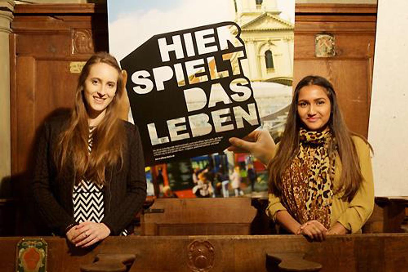 Mit ihrem Plakat «Hier spielt das Leben» schafften es Mara Kurz (links) und Epu Shaha aus 14 Plakaten auf den 1. Platz. | Nicola Mohler