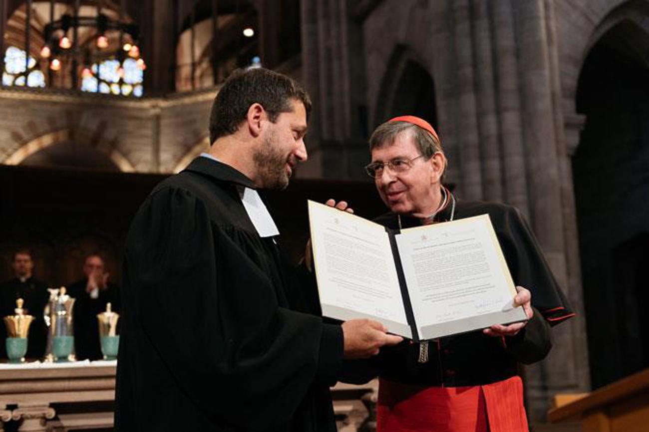 Gottfried Locher und Kardinal Kurt Koch präsentieren die von ihnen unterzeichnete Absichtserklärung zu einem gemeinsamen Dialog.|SEK/Oliver Hochstrasser