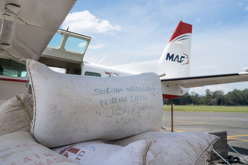Mit ihren Flügen ermöglicht die MAF Kaffeebauern in Papua-Neuguinea Zugang zu den lokalen Märkten – und damit ein Auskommen. | Foto: zvg