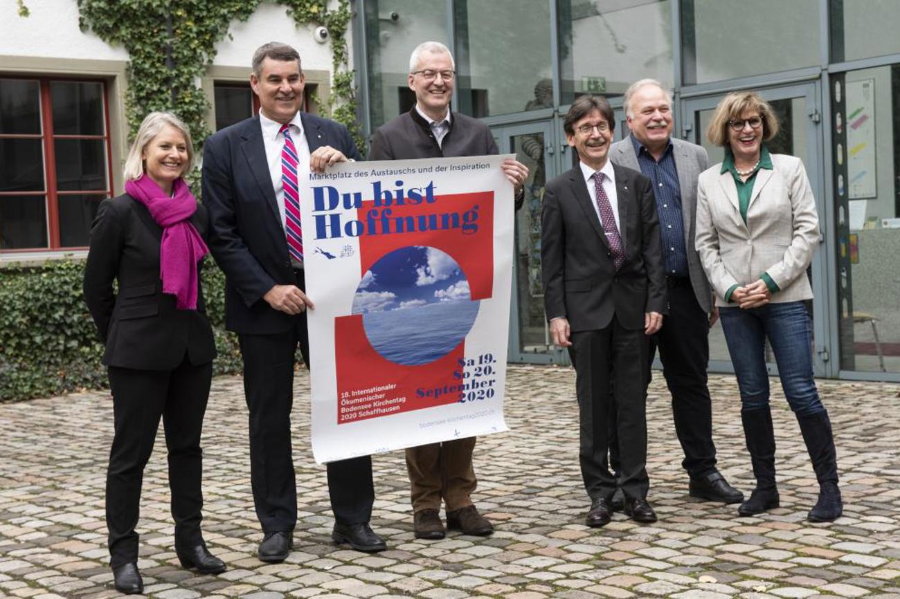 Im Museum zu Allerheiligen, der «Wiege der Stadt Schaffhausen», wie Direktorin Katharina Epprecht (ganz links) das ehemalige Kloster bezeichnete, warben Regierungsvertreter und Pfarrpersonen für den Bodensee-Kirchentag. Von links: Regierungsrat Christian Amsler, Pfarrer Matthias Eichrodt, Stadtrat Raphael Rohner sowie Martin Breitenfeldt und Marina Furrer, Mitglieder der Geschäftsleitung. |Peter Leutert