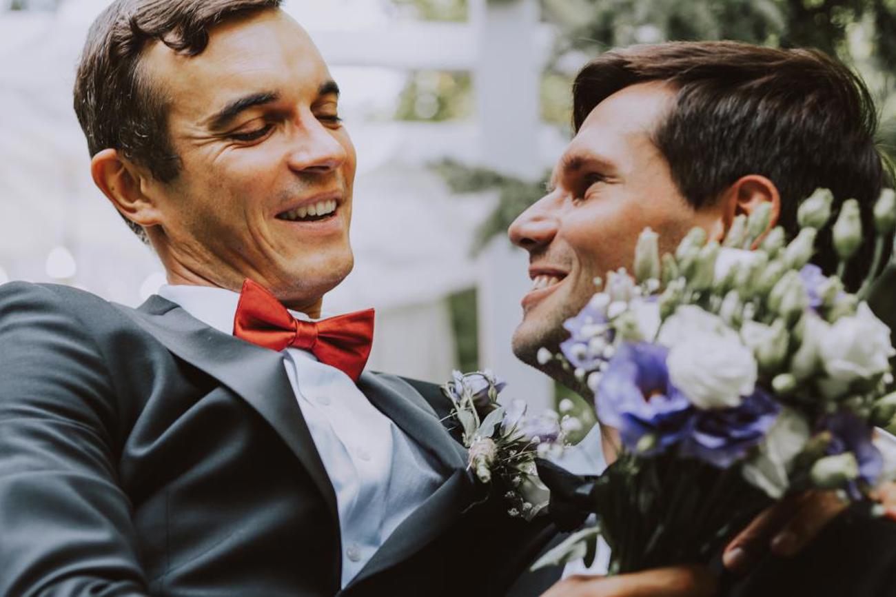 Ab Sommer 2022 können gleichgeschlechtliche Paare auch im Kanton Bern kirchlich heiraten. | oneinchpunch/Shutterstock.com