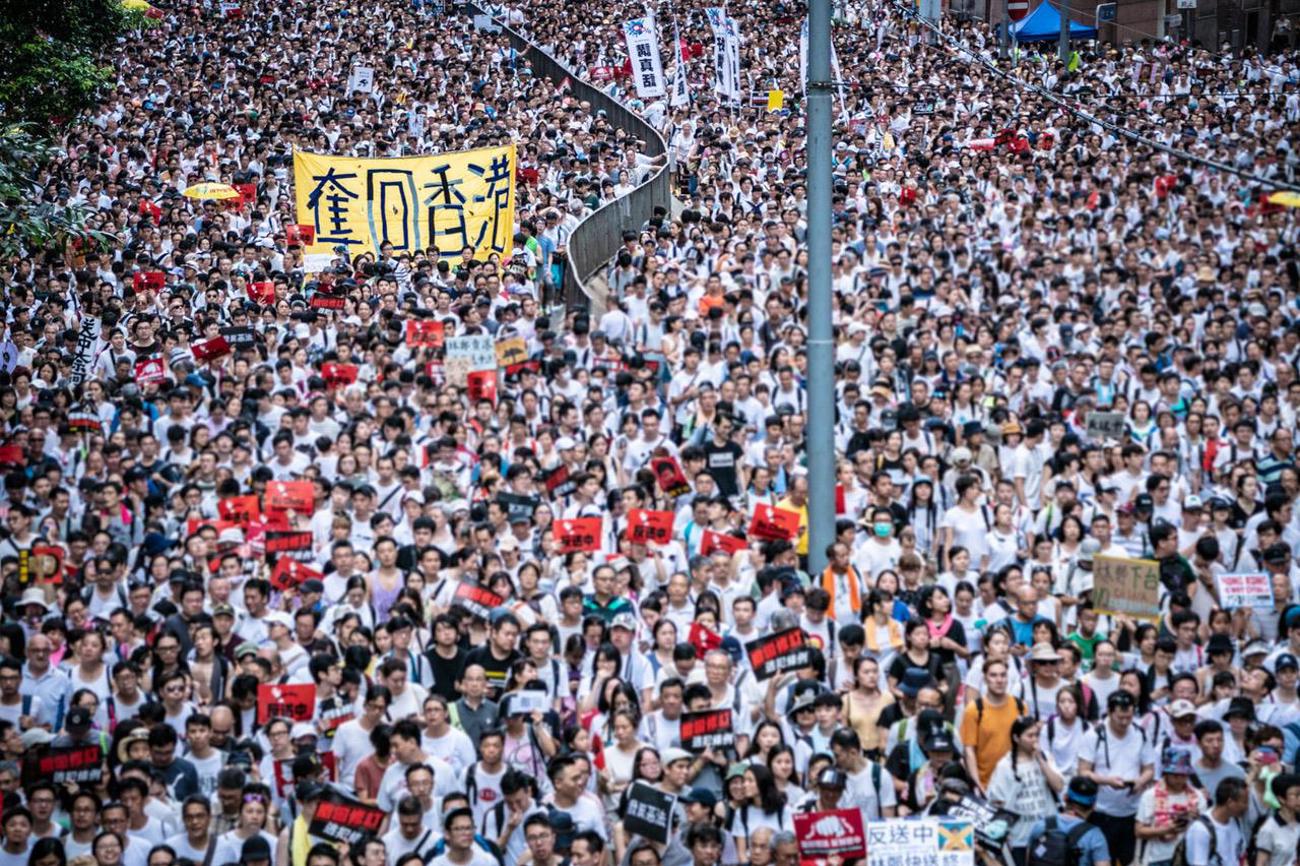 Zehntausende Demonstranten protestieren gegen die Hongkonger Regierung auf der Strasse.