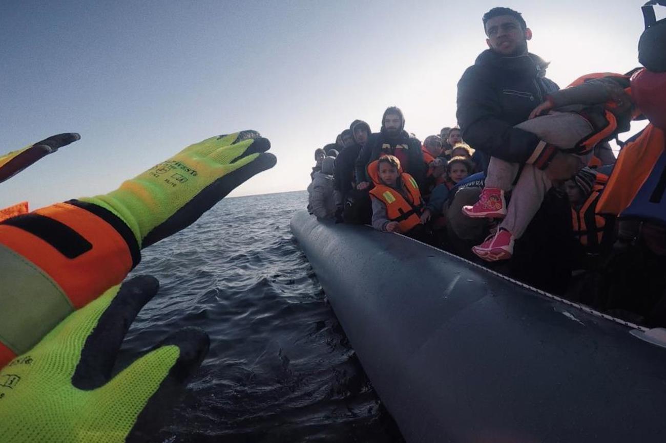 Freiwillige helfen den ankommenden Bootsflüchtlingen an Land. |volunteer-film.ch