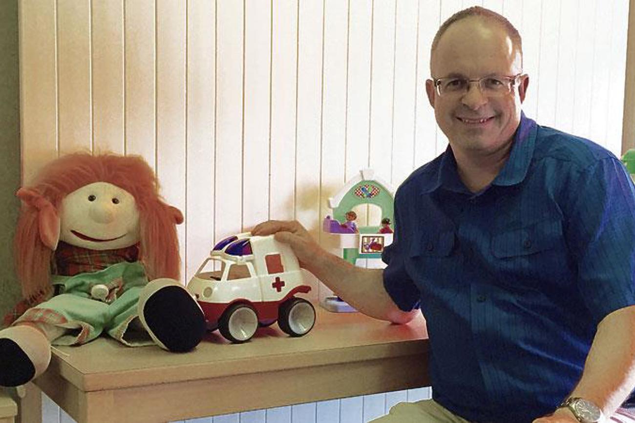 Philipp Aebi ist 47-jährig, verheiratet und Vater von zwei Kindern. Der Berner arbeitet als reformierter Spitalseelsorger und Mitglied des spitalinternen Care Teams am Luzerner Kantonsspital.