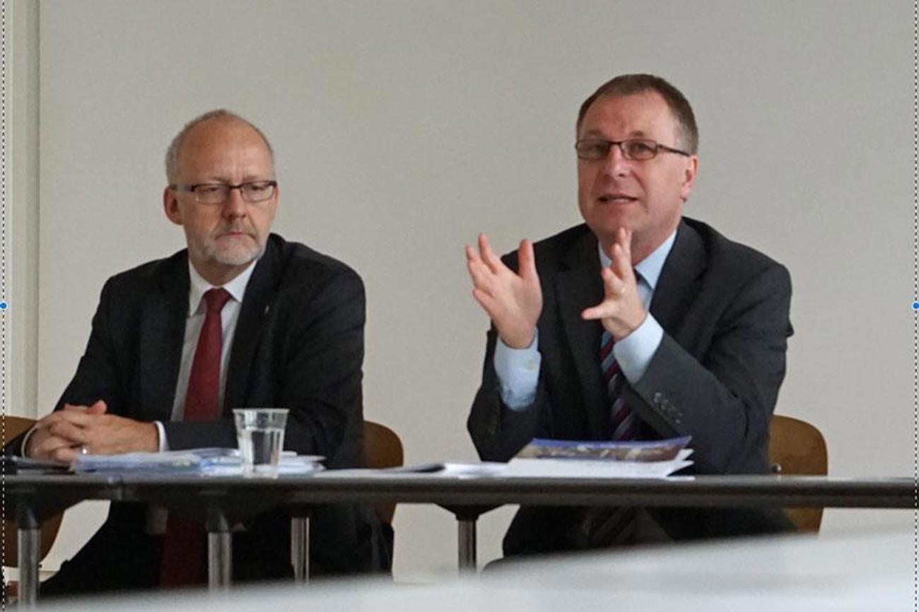 Kirchenrat Daniel Reuter (l.) und Kirchenratspräsident Michel Müller skizzierten vor den Medien ihre Pläne für die Zukunft der Zürcher Kirche. | Christian Schenk