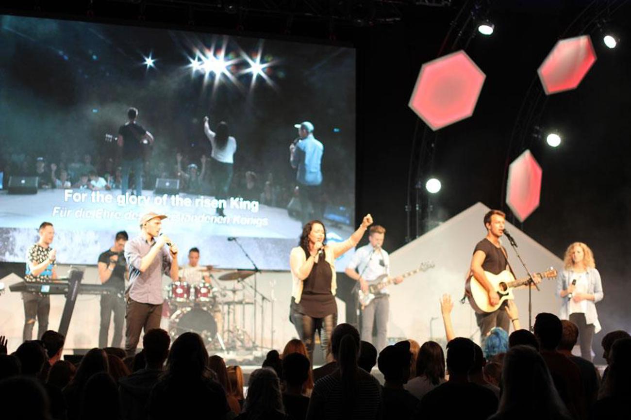 Rockiger Sound, Lightshow und Bibeltexte für die Jugend.
