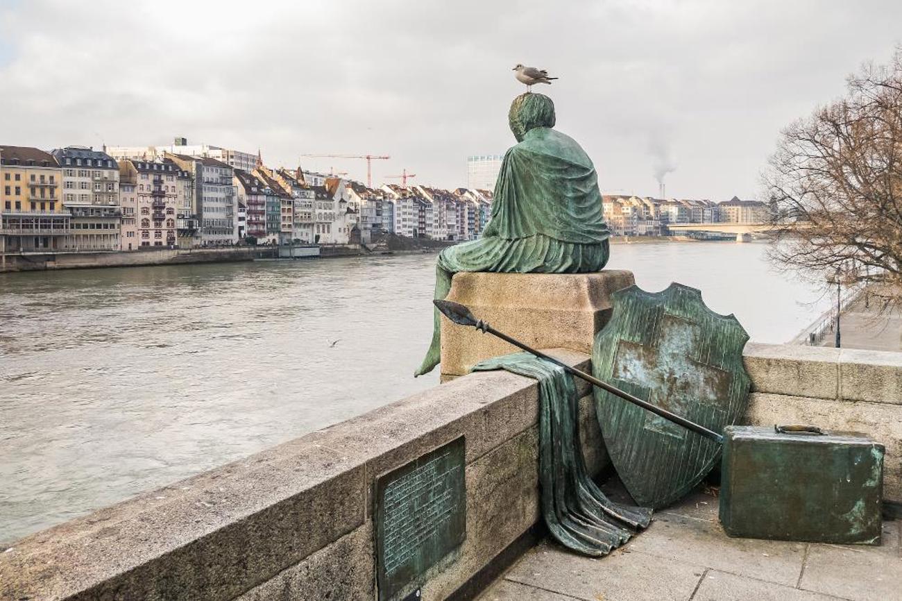 Eine nachdenkliche «Helvetia auf der Reise» stellt die Skulptur von Bettina Eichin aus dem Jahr 1980 dar. Am 1. August sollen die Frauen unter dem Motto «Helvetia predigt!» aufstehen und auf die Kanzel steigen. | Raimond Spekking / CC BY-SA 4.0, Wikimedia Commons