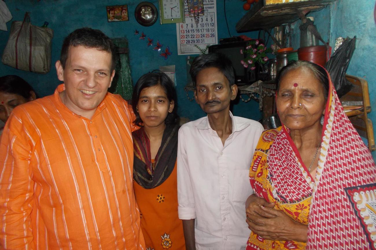 Das Hilfswerk von Marcus Pohl (links) liegt mitten in den Slums von Kalkutta, wo viele Menschen nur durch Hilfe von aussen überleben.