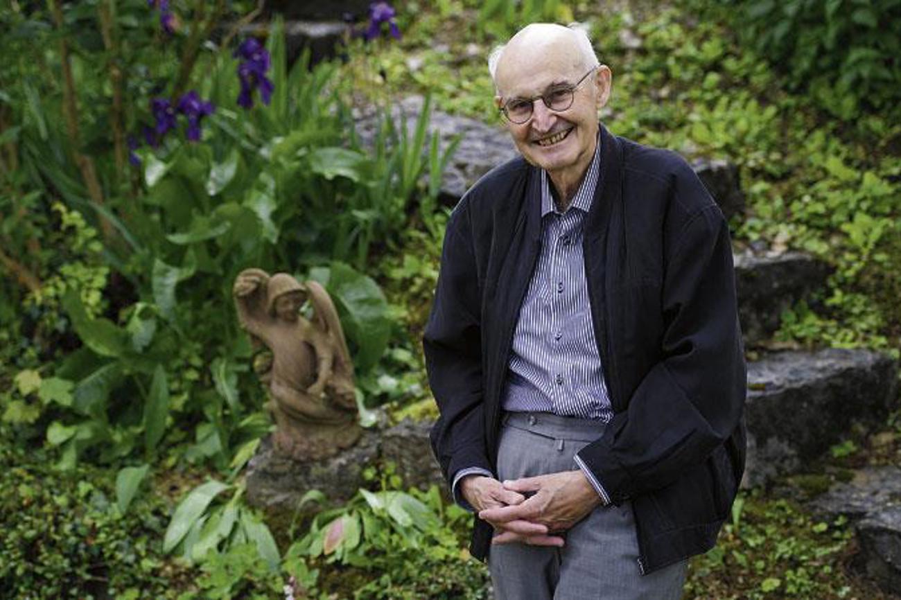 Thomas Schweizer in seinem Garten in Füllinsdorf. Der «Schutzengel» ist eine Kopie des «tanzenden Engels», der sich über dem Hauptportal des Basler Münsters befindet. | Dominik Plüss