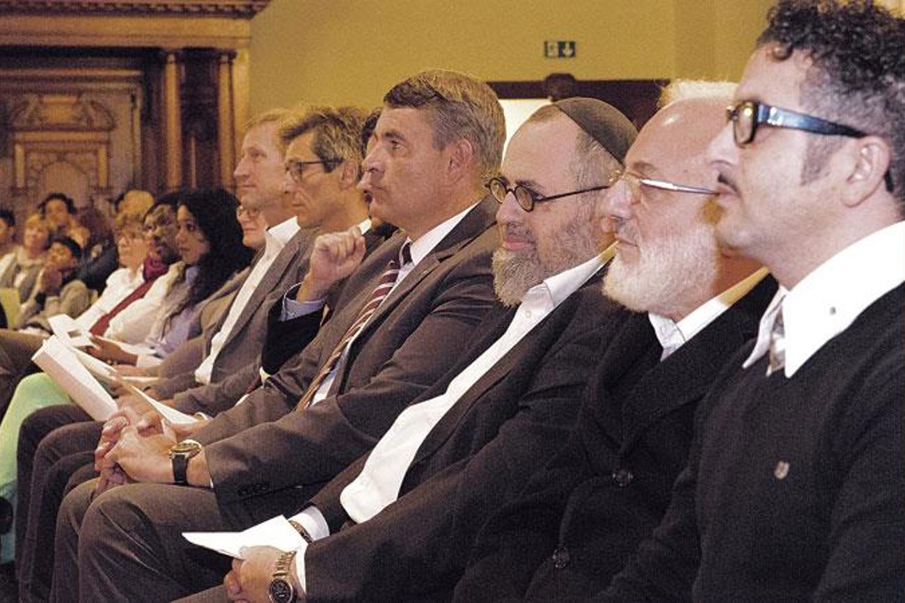 Die Vertreter der Religionsgemeinschaften sowie der Kantons- und Stadtregierung wohnen der Unterzeichnung der «Schaffhauser Erklärung» bei. | Peter Leutert