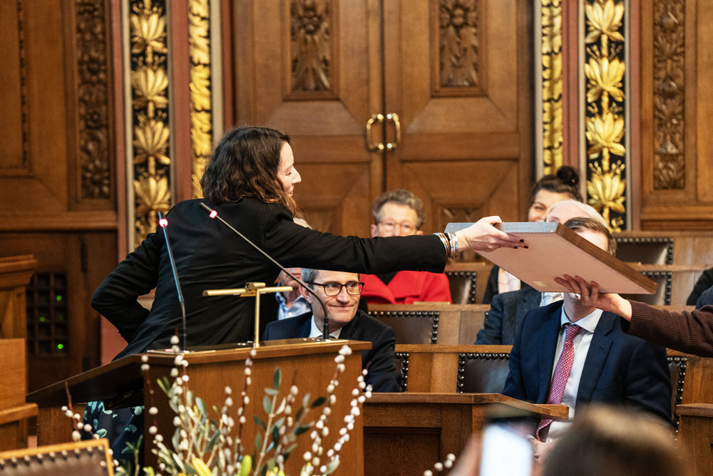 Barbara Häne präsentiert eine historische Urkunde, die den regen Austausch zwischen christlicher und jüdischer Bevölkerung in Basel belegen. | Foto: Vera Rüttimann