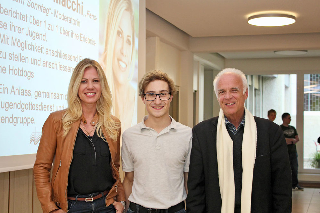Jeanette Macchi-Meier und der Balsthaler Pfarrer Jürg von Niederhäusern. Michi Herold (Mitte) hatte den Anlass initiiert. | Foto: Tilmann Zuber
