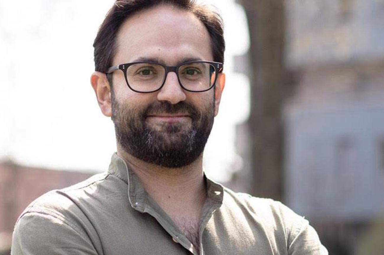 Zouher Adwan, 39, ist syrisch-schweizerischer Doppelbürger und lebt seit 2011 in der Schweiz. Er studierte in Damaskus Bildende Kunst. Er spezialisierte sich auf visuelle Kommunikation. In der Schweiz studierte er Marketing Management und arbeitet als Grafiker und Marketingspezialist.