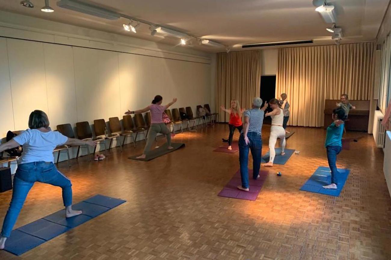 Neben Deutschunterricht stehen auch Yogastunden auf dem Programm.