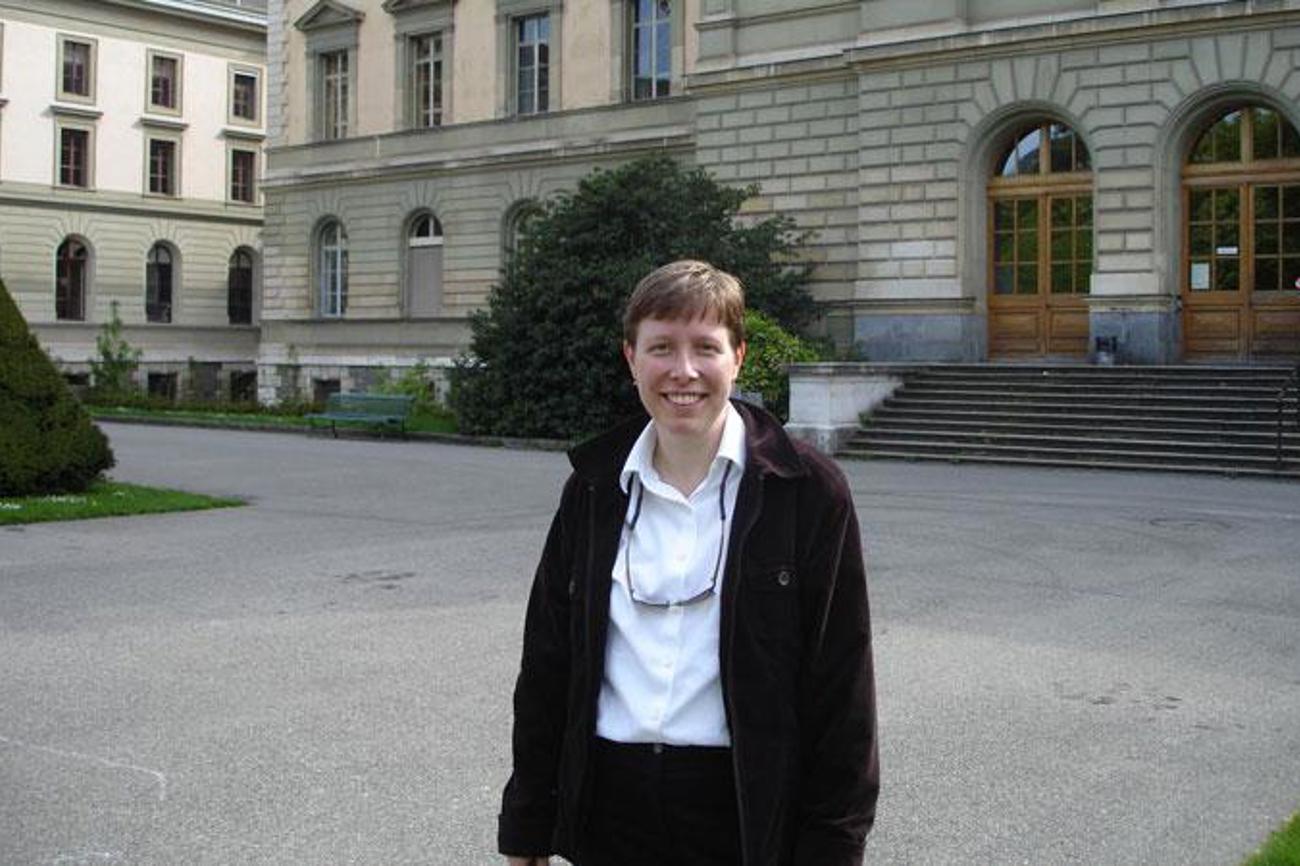 Pfarrerin Simona Rauch vor der Universität in Genf. In der Stadt Calvins studierte sie Theologie.
