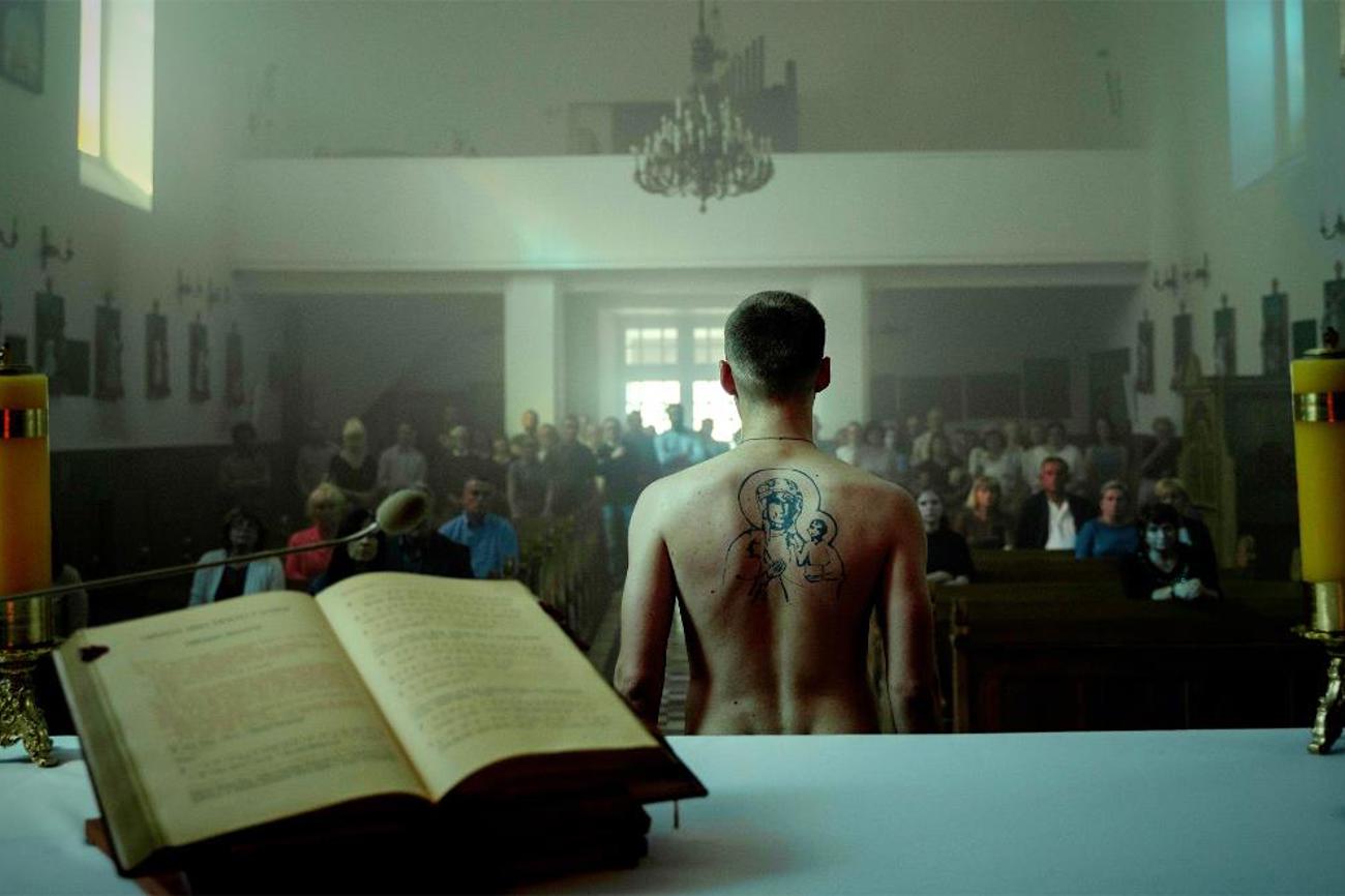 Er habe getötet, durch Gedanken, Unterlassung, Taten, sagt der «Priester» Daniel zur Gemeinde, und fordert Liebe als Vergebung.