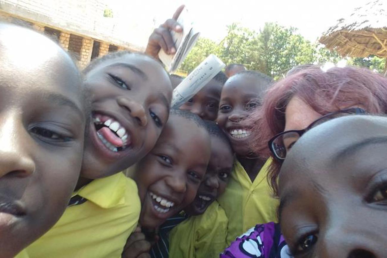 Ein Selfie bringt Menschen ohne viel Worte schnell und eng zusammen, wie die Autorin (rechts im Bild mit Brille) in Kenia hautnah erfahren hat. | Bild Christina Brüll Beck